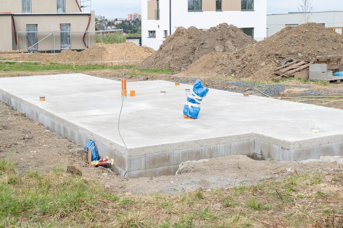 Fertig betonierte Bodenplatte auf einer Baustelle