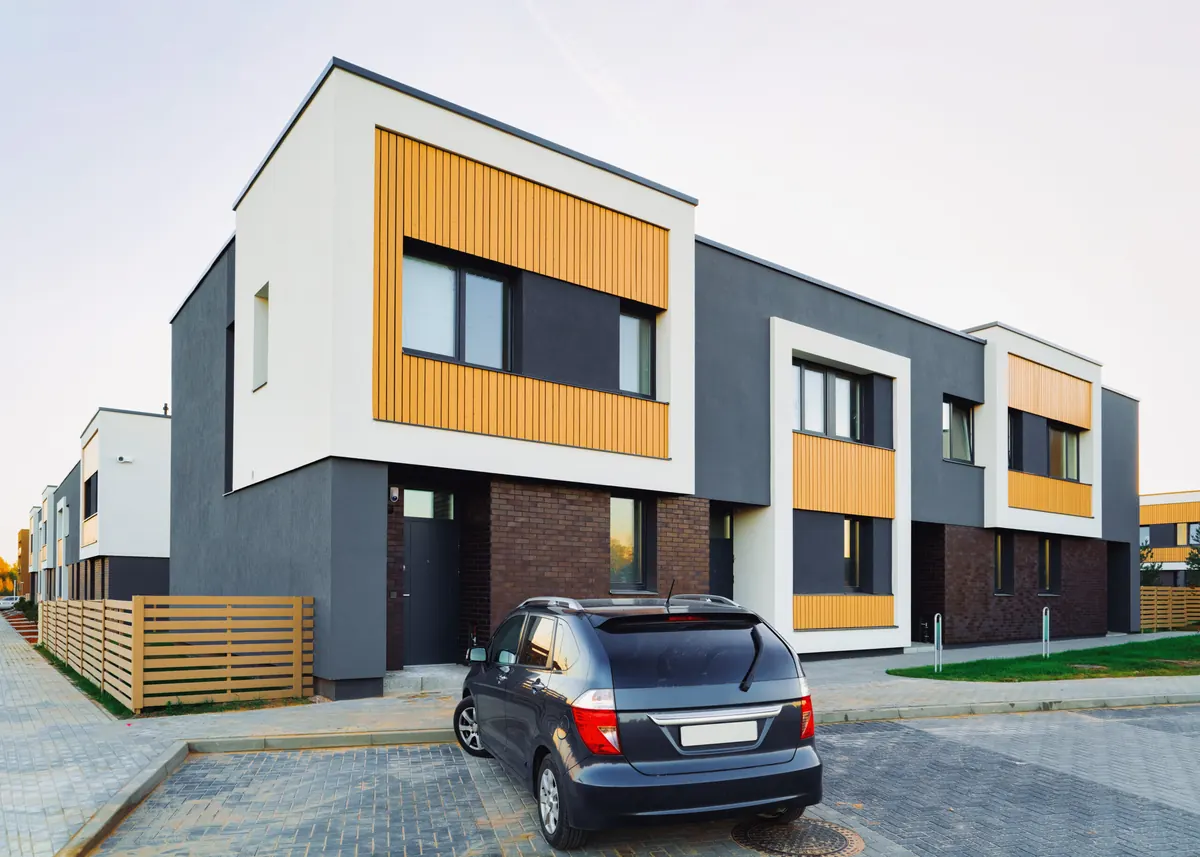 Moderne Reihenhausanlage mit Holz- und Putzfassade