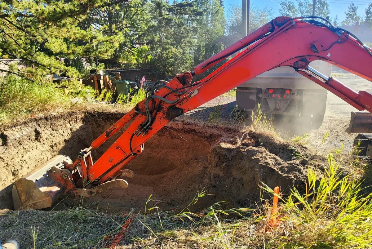 Bagger bei Aushubarbeiten auf einem Grundstück