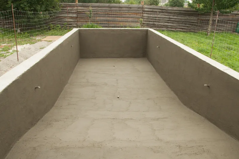 Betonierter Poolrohbau im Garten