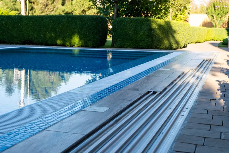 Fertiger Pool mit Überlaufrinne