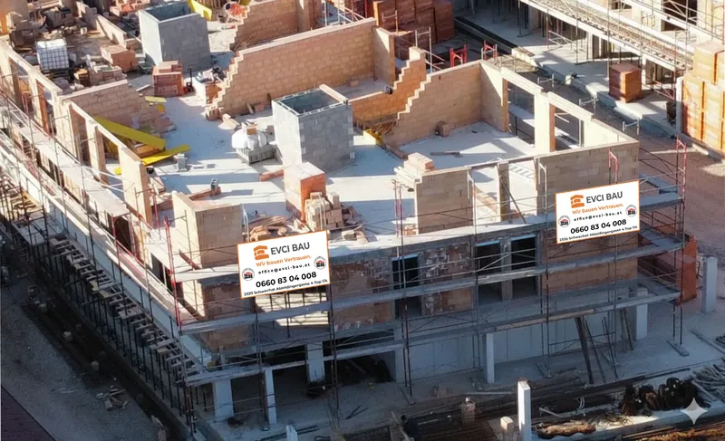 Rohbau aus Ziegelmauerwerk mit Evci-Bau-Bautafeln aus der Vogelperspektive