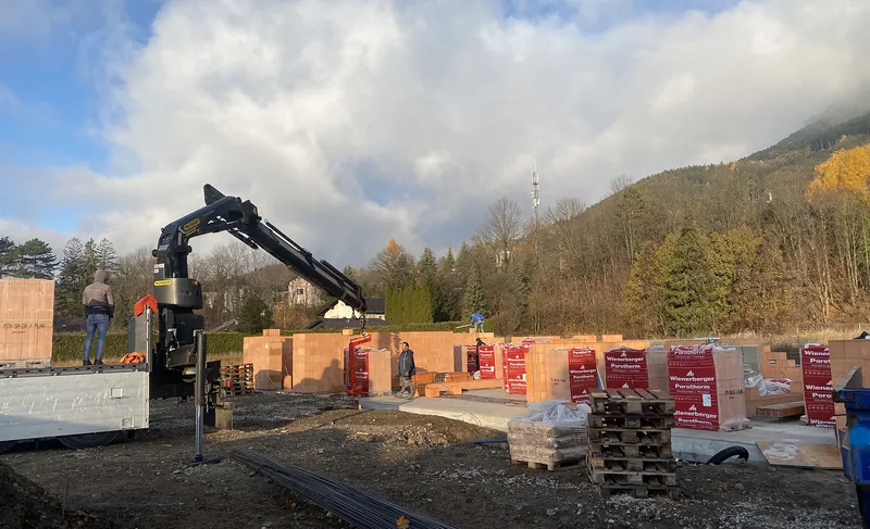 Kran versetzt Ziegel auf der Baustelle