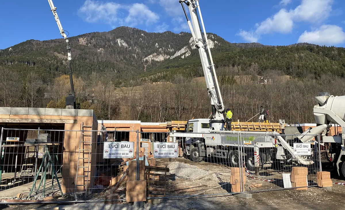 Betonpumpe auf einer Evci-Bau-Baustelle