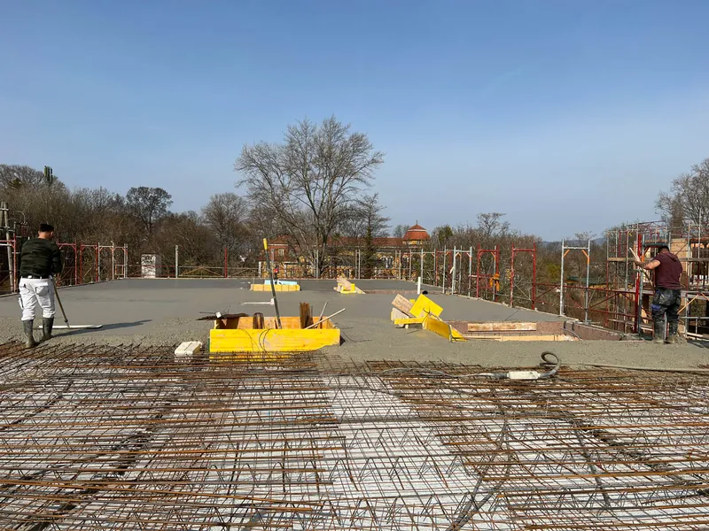 Arbeiter beim Betonieren der Bodenplatte