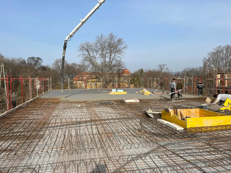 Betonpumpe über der Bewehrung der Bodenplatte