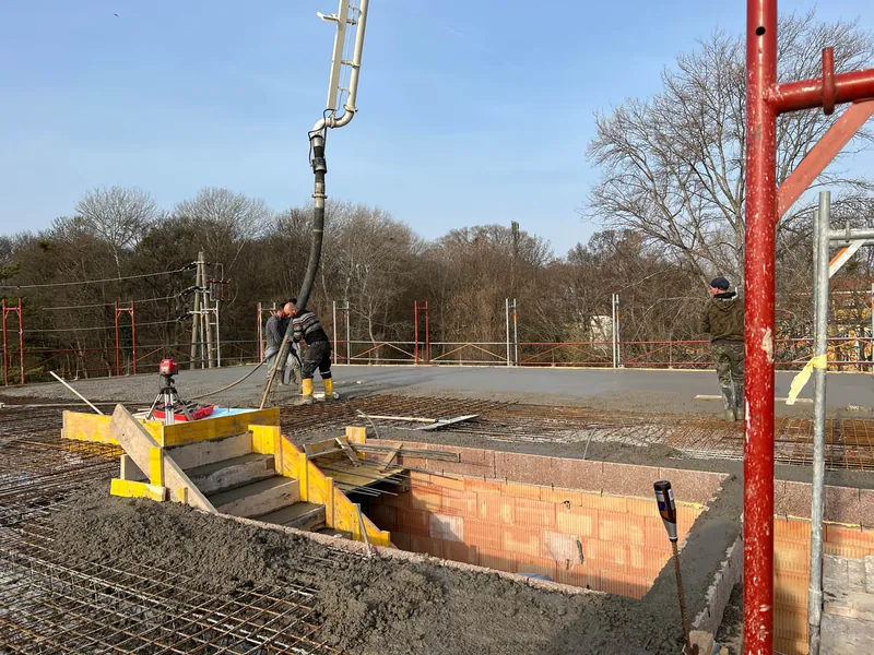 Betonieren der Fundamente mit Betonpumpe