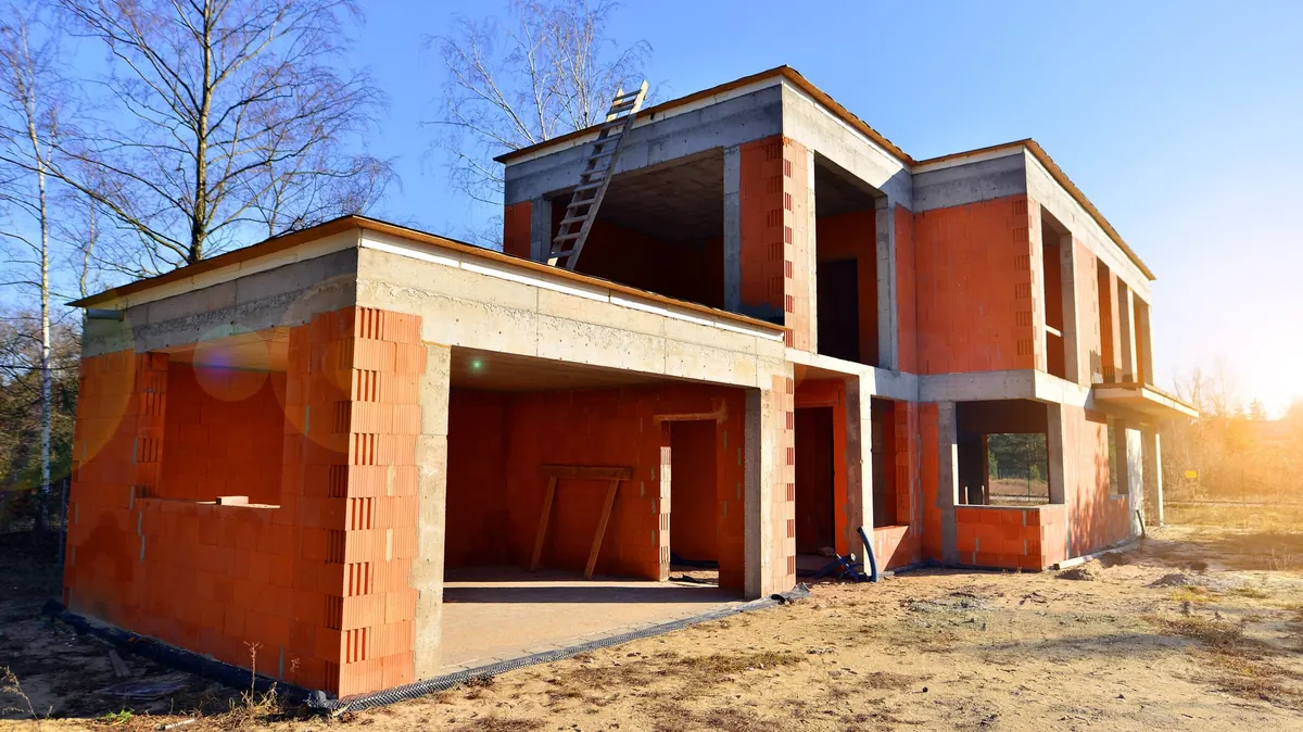 Moderner Ziegelrohbau eines zweigeschoßigen Hauses