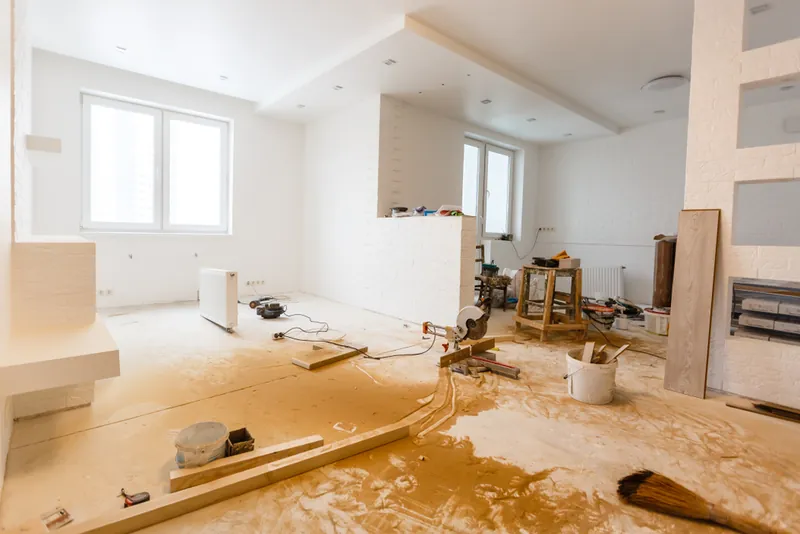 Renovierter Raum mit Baumaterial
