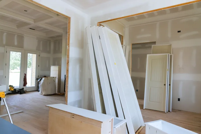 Innenausbau mit Trockenbauplatten während der Sanierung